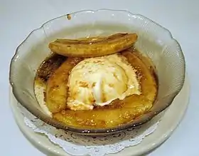 Banane flambée et glace à la vanille.