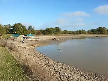 Le stand de vente de poisson de l'étang de Bellebouche à la suite de la pêche des pisciculteurs en 2016.