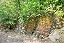 A proximité de Dudweiler, la Brennender Berg (montagne en feu), abrite un feu qui ne s'est jamais éteint depuis 1668.