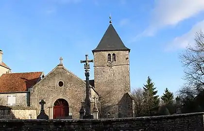 L'église et le cimetière entouré d'un muret de pierre.