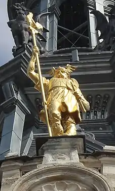 Brennus, statue en façade de l'Hôtel-de-Ville de Sens.