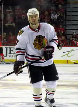 Photographie de Brent Seabrook dans le maillot blanc des Blackhawks.