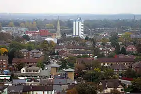Photo panoramique d'une ville moderne.