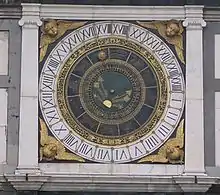 Tour de l'Horloge de Brescia : la phase lunaire est affichée dans le cadran central à l'aide d'une fenêtre tournant sur un fond coloré.