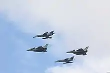 Deux avions Rafale et deux Super Étendard modernisé basés à Landivisiau, volant en formation.