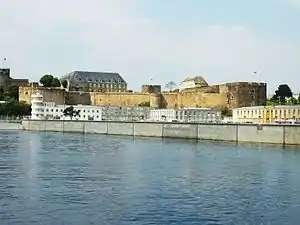 Le nouveau port de plaisance du château et le château de Brest