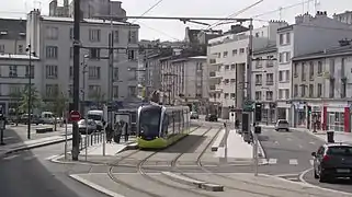 La rue de la Porte de nos jours, avec le tram de Brest
