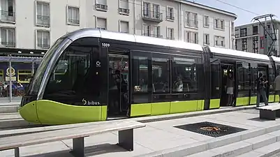 Photographie en couleurs du tramway brestois à l'arrêt à une station.