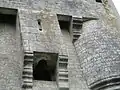 Bretèche, avec archère et trou de latrines.