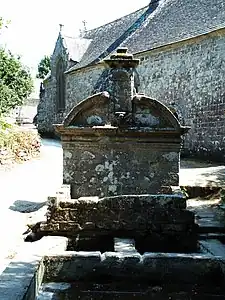 La fontaine Saint-Eutrope devant la chapelle Notre-Dame-de-Bonne-Nouvelle.