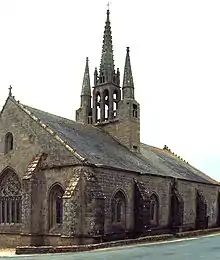 Chapelle Notre-Dame-de-Tronoën : vue extérieure d'ensemble.