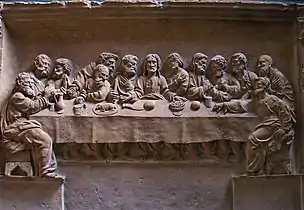 Haut-relief de la Cène dans les fonts baptismaux, datant du XVIe siècle.