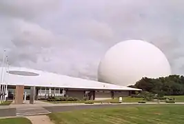 Le radôme depuis l'entrée du site (Musée/PB1)