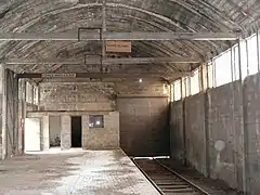 Intérieur de la petite halle en béton armé de la gare.