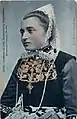 Jeune bretonne en costume de Cast (carte postale, vers 1925).