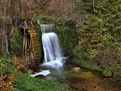 Barrage et roue à aubes sur affluent rive gauche du Dessoubre au Val.