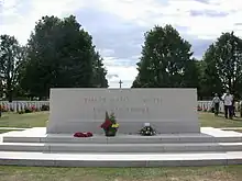 Au cimetière militaire de Bretteville-sur-Laize (Calvados)