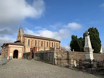 Église et monument aux morts.