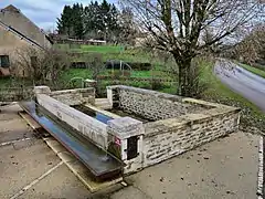 Le lavoir-abreuvoir.