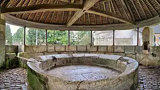 Le lavoir rond couvert.