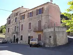 L'ancien château avec une base de tour, à côté de la mairie.