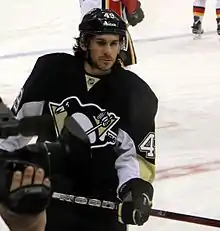 Photographie d'un joueur de hockey avec un maillot noir