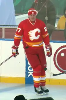 MacLellan dans la tenue des Flames de Calgary