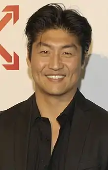 Brian Tee interprète Dr Ethan Choi.