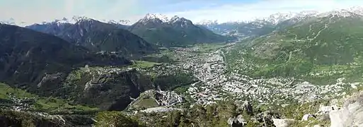 Briançon depuis la Croix de Toulouse : vue de la citadelle construite sur un verrou glaciaire de la vallée glaciaire de la Clarée, façonné par le modelé glaciaire.