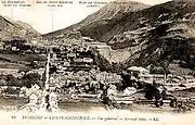 Carte postale ancienne présentant la ville fortifiée et le hameau de Sainte-Catherine (ville basse).