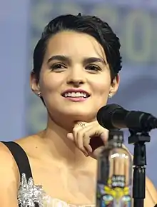 Brianna Hildebrand dans le rôle Aurora « Rory » Decker.