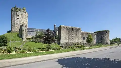 Donjon et remparts vus de l'extérieur.