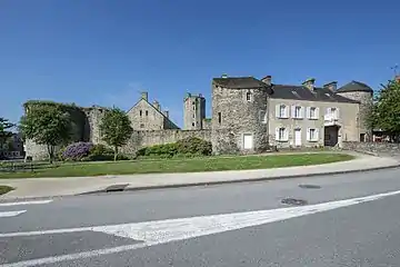 La maison moderne entre les deux tours polygonales.