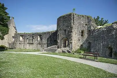 Remparts ouest vu de l'intérieur avec la tour de l'Horloge.