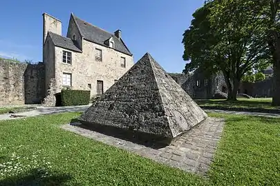 Pyramide de la mémoire dans la cour du château.