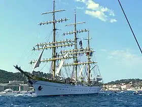 Le voilier Mircea paradant en rade de Toulon