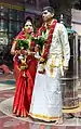 Mariés avec bouquets et colliers de fleurs, Singapour, 2018