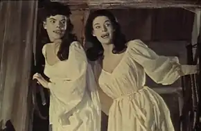 Description de l'image Brides of Dracula (1960) trailer - Andrée Melly & Marie Devereux.png.