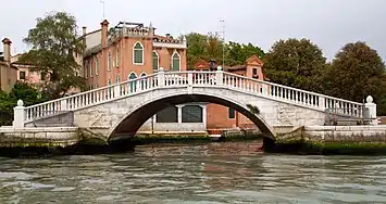 Ponte S. Domenego o dei Sette Martiri reliant Riva dei Sette Martiri et Largo Decorati al Valor Civile; appelé ainsi en 1944 en l'honneur des martyrs fusillés par les nazis.