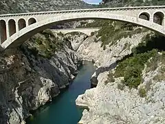 Pont routier et aqueduc sur les gorges de l'Hérault.