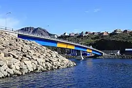 Le pont traversant la baie