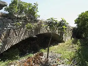 Quatrième arc du pont. Son caractère surbaissé est évident.