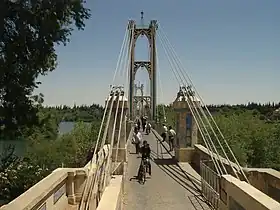 Le pont suspendu (dit pont des Français) de Deir ez-Zor avant sa destruction.