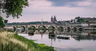 Le pont Jacques-Gabriel, l'église Saint-Nicolas et le château derrière les bateaux de la Creusille.