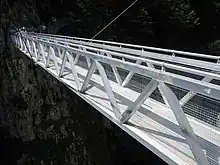 Pont sur le Leutaschklamm, la gorge de Leutasch (Tyrol) à la frontière avec la Bavière