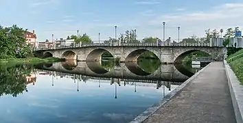 Le pont Charles-de-Gaulle vu de l'aval