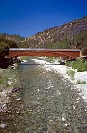 Le pont couvert sur la branche sud de la rivière Yuba dans le sud du "parc de l'état de la rivière Yuba "