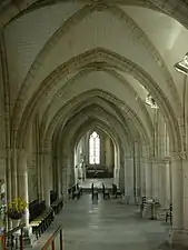 Intérieur de l'église : un bas-côté.