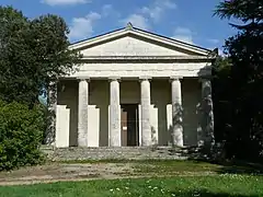 Le mausolée des ducs de Brissac, dans le parc du château.