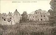 Ruines de l'école et du moulin vers 1920.